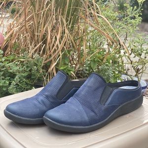 Women’s navy Clarks slides